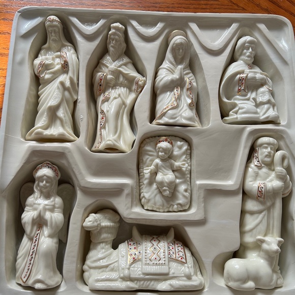 Vintage Porcelain Nativity 8 Piece Set - Picture 1 of 17